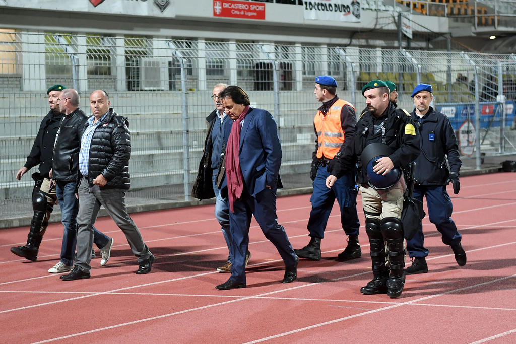 Christian Constantin scoprato dalla polizia esce mesto dallo stadio Cornaredo di Lugano. Questo dopo aver preso a botte Fringer