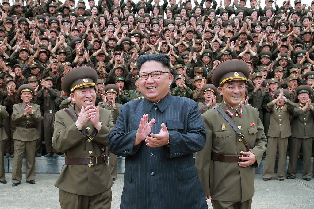 Kim Jong Un applaudiert mit Hunderten von Soldaten