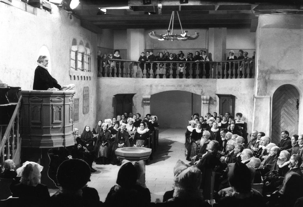 Escena de Der Schuß von der Kanzel, filme suizo de 1942.