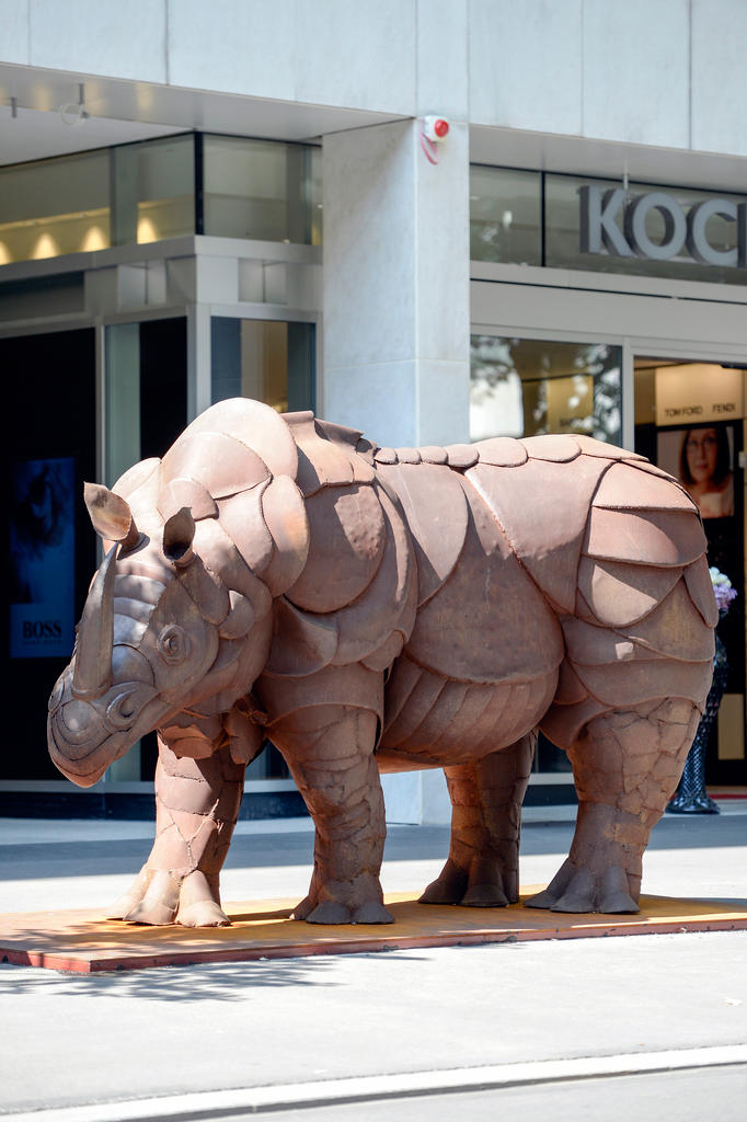 Статуя носорога перед штаб-квартирой Цюрихского Кантонального банка