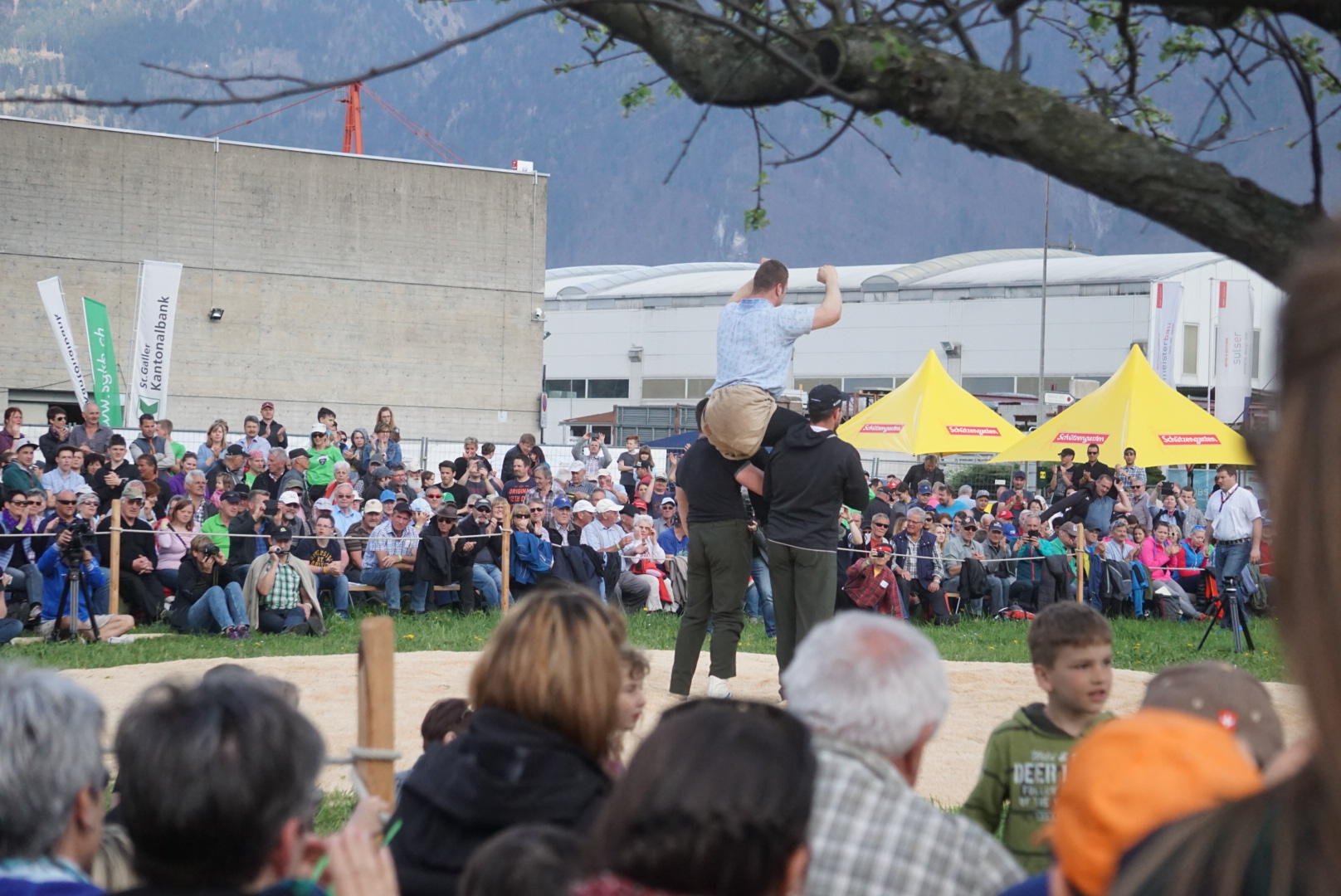 Wartau小镇赛区2017年摔跤冠军，获胜后被抬着在场内转一圈接受观众的赞美