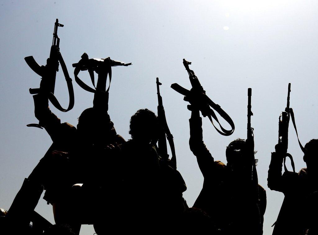 مقاتلون يمنيون يلوحون بأسلحة رشاشة وبنادق خفيفة