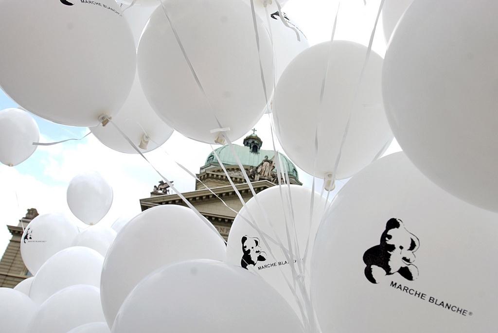 In un immagine d archivio, palloncini di Marche blanche (promotrice dell iniziativa) davanti a Palazzo federale.