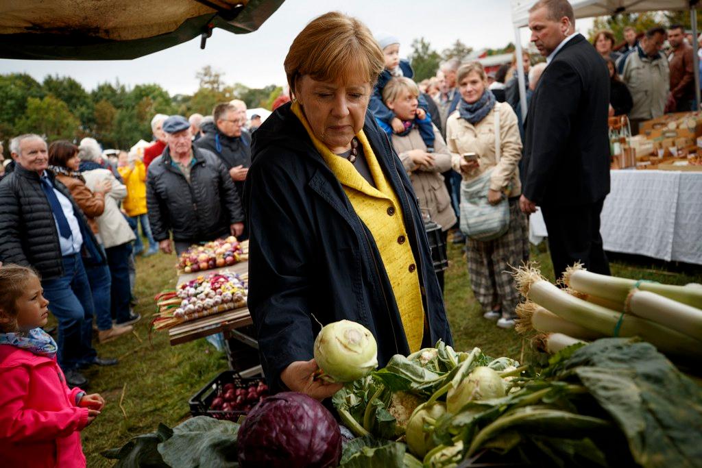 Angela Merkel visita una fattoria durante l ultima giornata di campagna elettorale