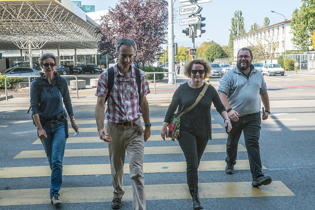 due donne e due uomini attraversano la strada sulle strisce pedonali.