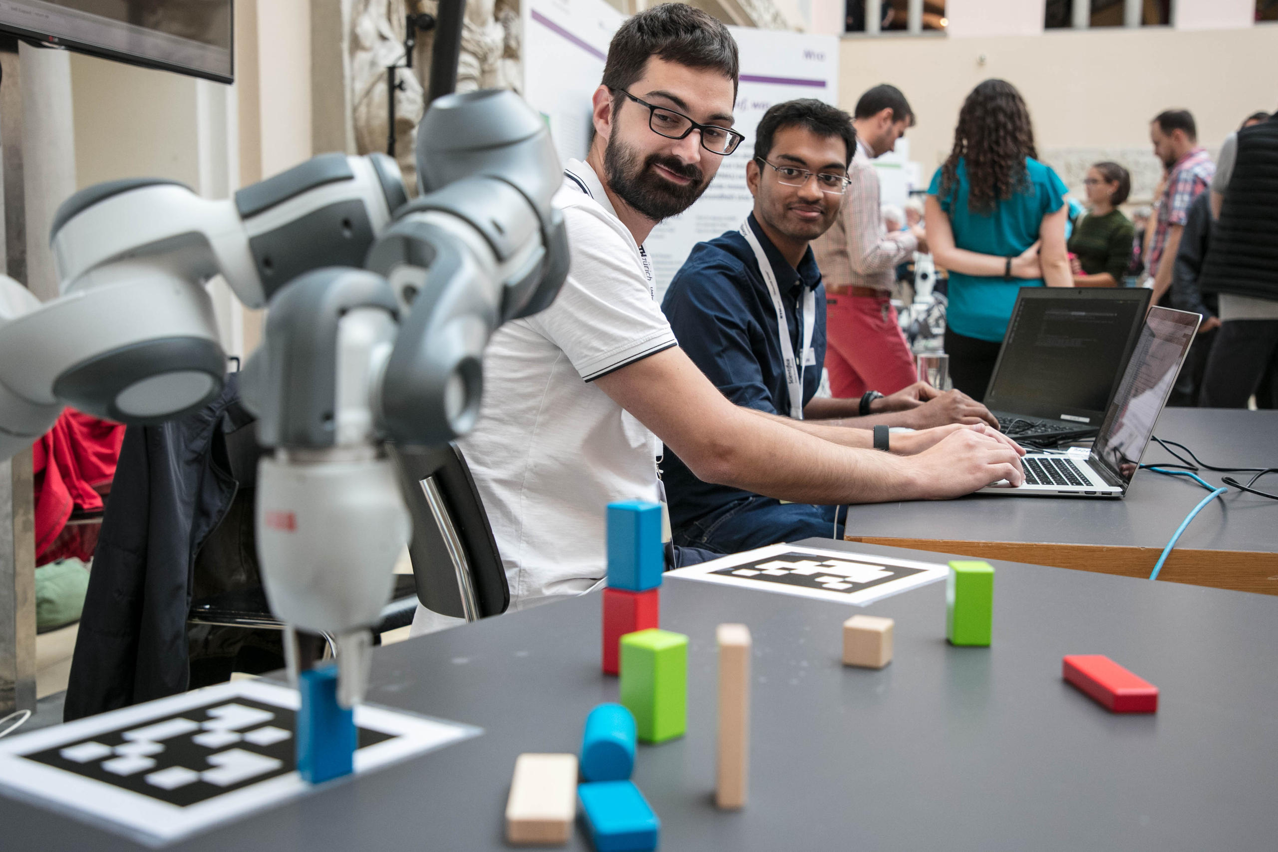 2人の男性とロボット
