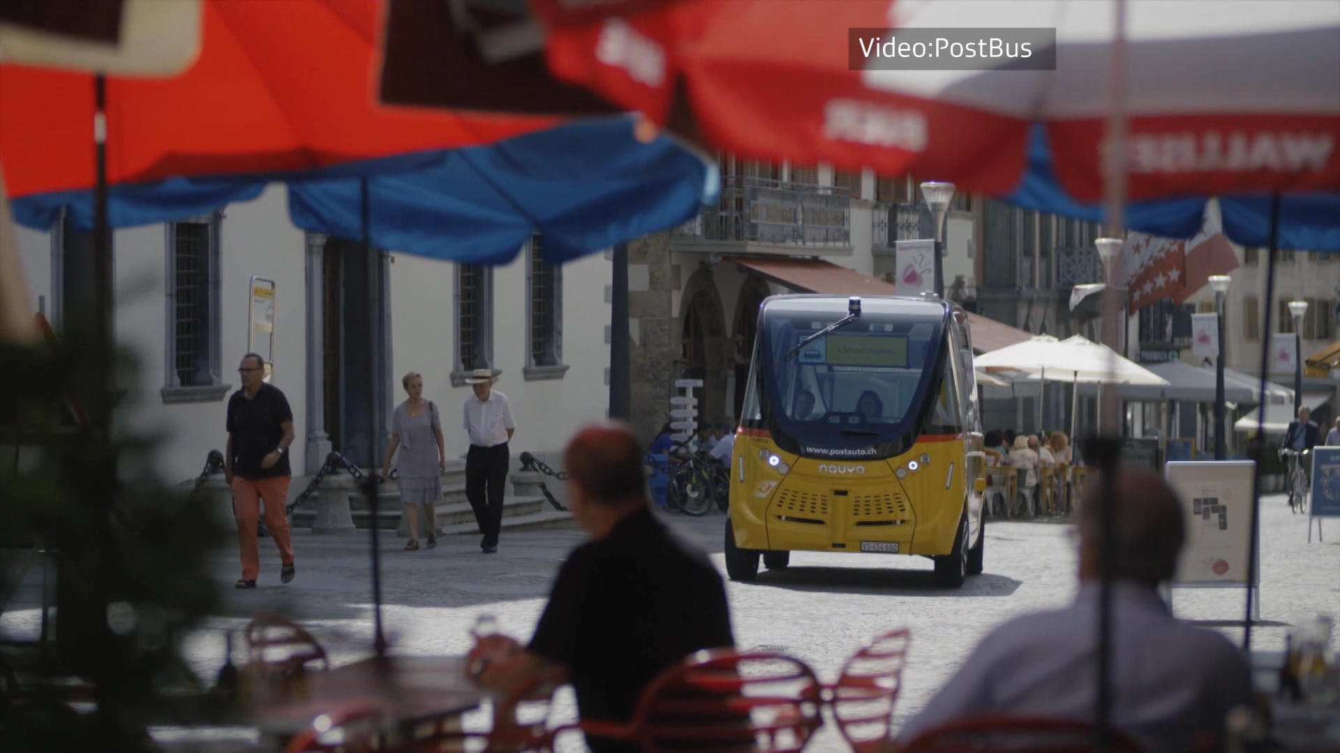 Беспилотный желтый автобус едет по улице