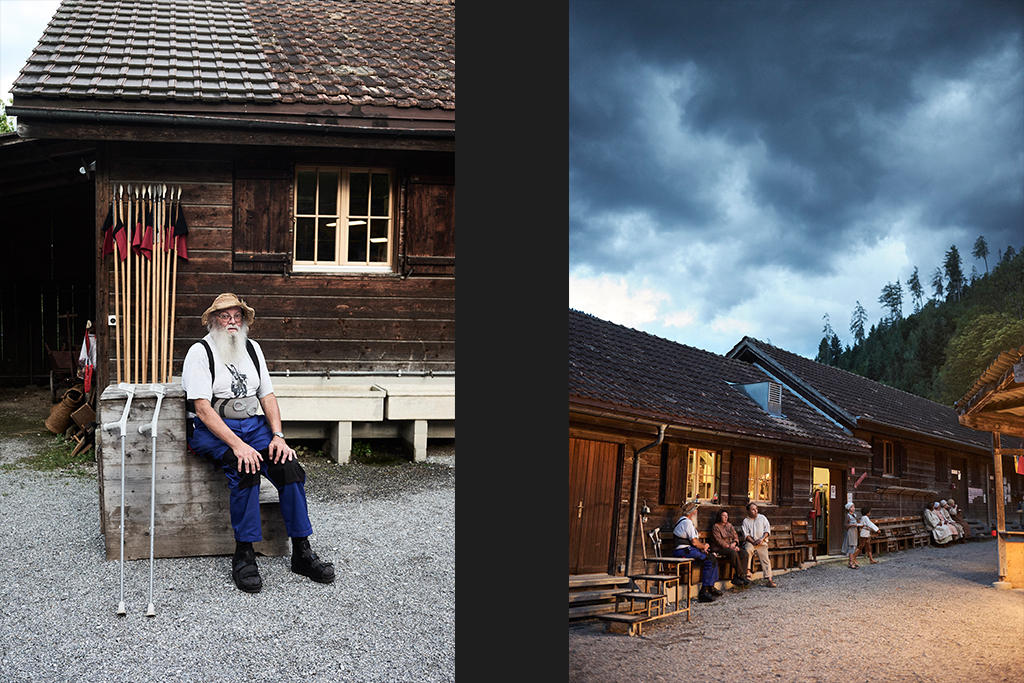 Links: Ein älterer Mann sitzt auf einer Holzkiste, daneben seine Krücken. Rechts: Abendstimmung auf dem Theatergelände