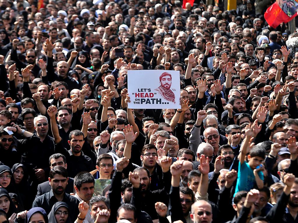 Iran: decapitato dall'Isis in Siria, migliaia ai funerali - SWI ...