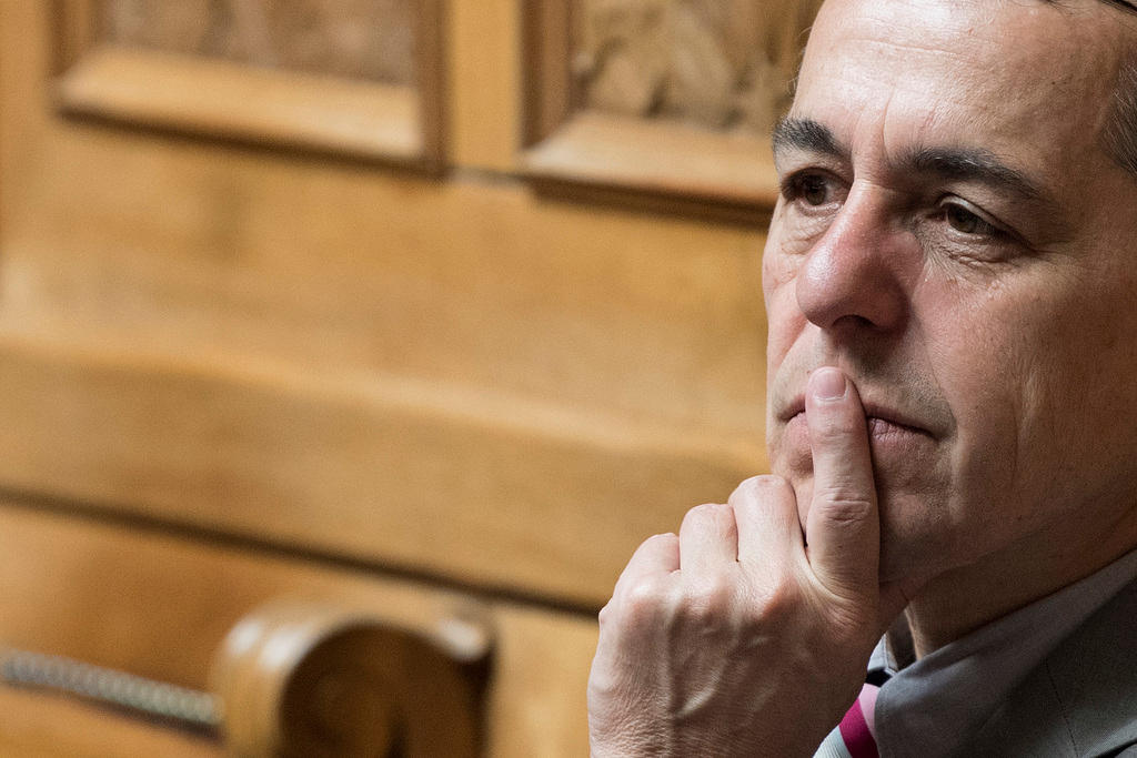 Nahaufnahme von Ignazio Cassis, Kopf auf die linke Hand gestützt, in nachdenklicher Position.