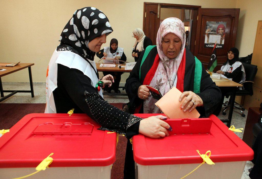 سيدتان في مكتب اقتراع في العاصمة الليبية طرابلس
