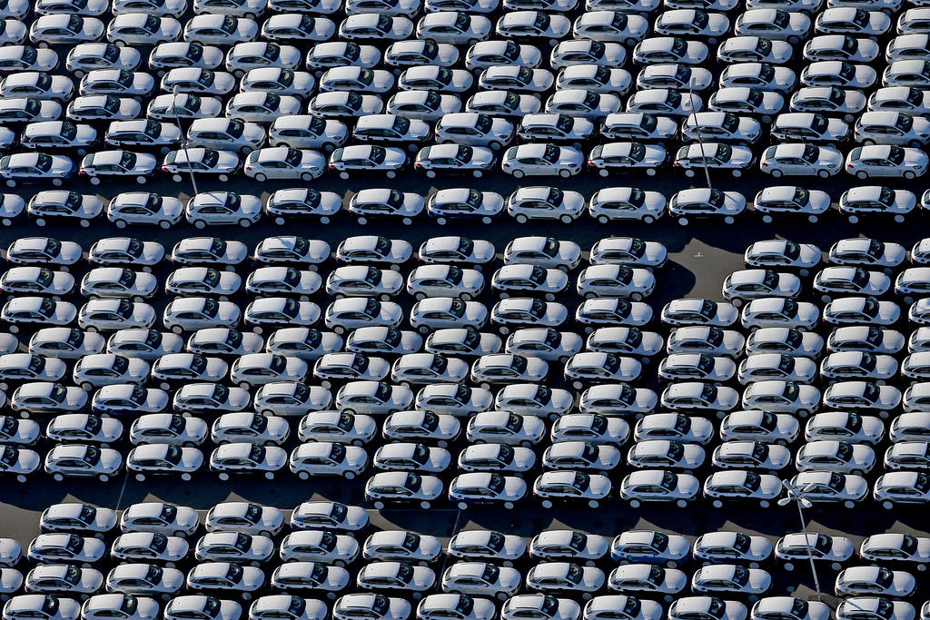 In un immagine d archivio, decine di auto nuove fuori dallo stabilimento Porsche di Lipsia
