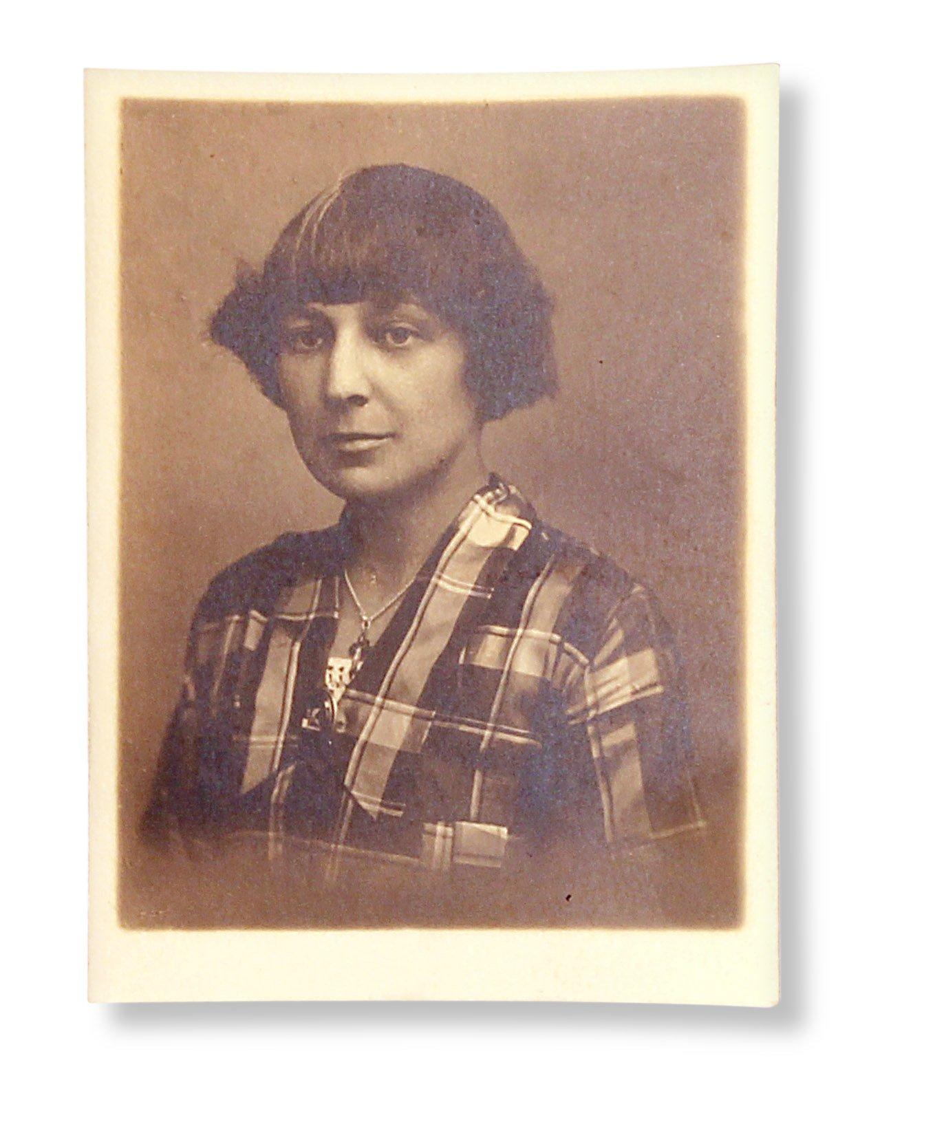 Марина Цветаева, фотография на паспорт,