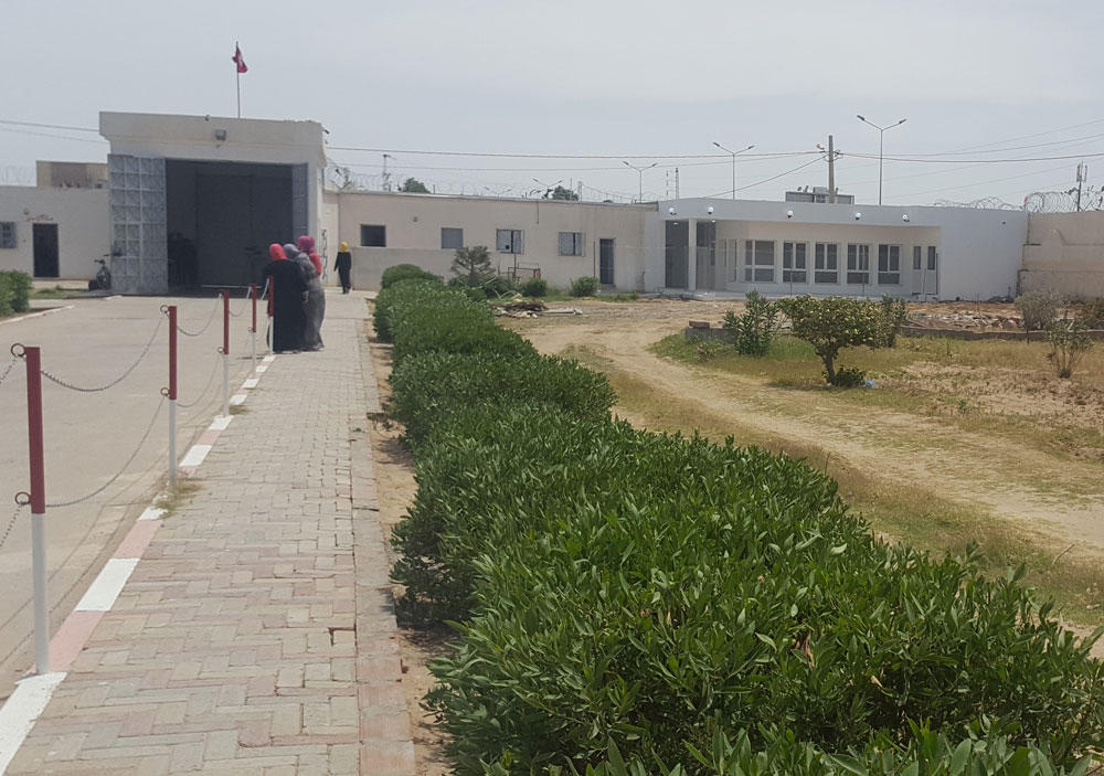 بناية بيضاء اللون وطريق مؤدية إلى مدخل سجن في مدينة تونسية