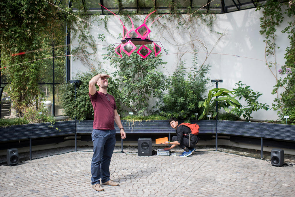 Florian Ville, links, und Andres Villa Torres arbeiten am Electric Animal Plant am Presserundgang an der Design Biennale Zuerich