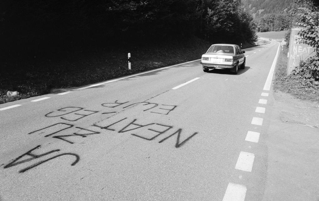 道路に書かれたスローガン