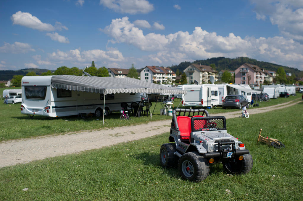 accampamento di roulotte della comunità jenisch a Berna con in primo piano un auto giocattolo