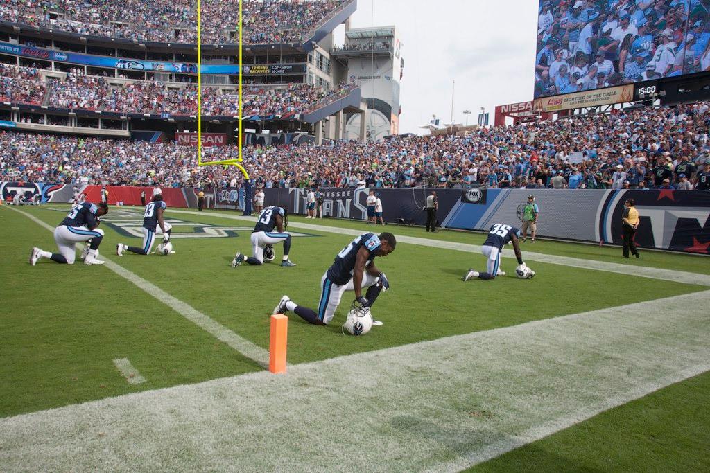 I giovatori di football americano si sono inginocchiati durante l inno per manifestare contro le violenze razziali negli USA