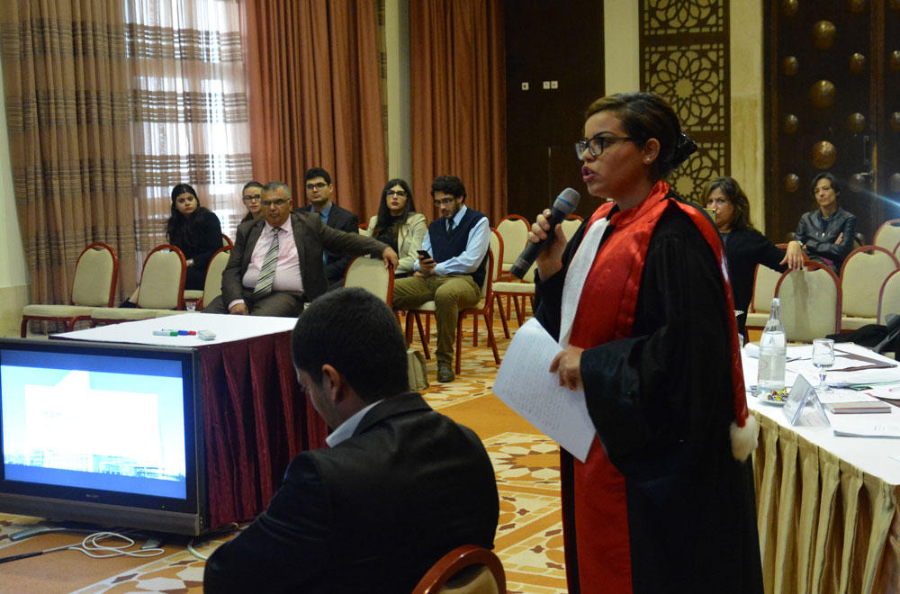 سيدة بلباس قاضية في محاكمة صورية