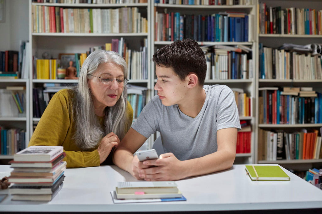 Un jeune et une vieille personne font un calcul