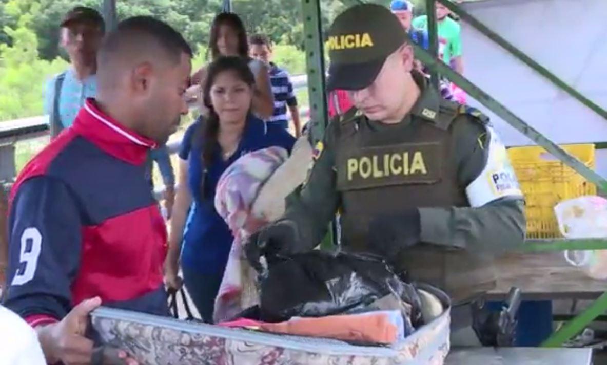 Controlli di polizia alla frontiera tra Colombia e Venezuela
