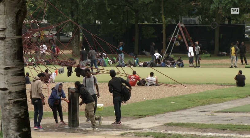 Sono tra 500 e 600 i migranti che si sono accampati in un parco di Bruxelles in attesa di poter scappare verso la Gran Bretagna