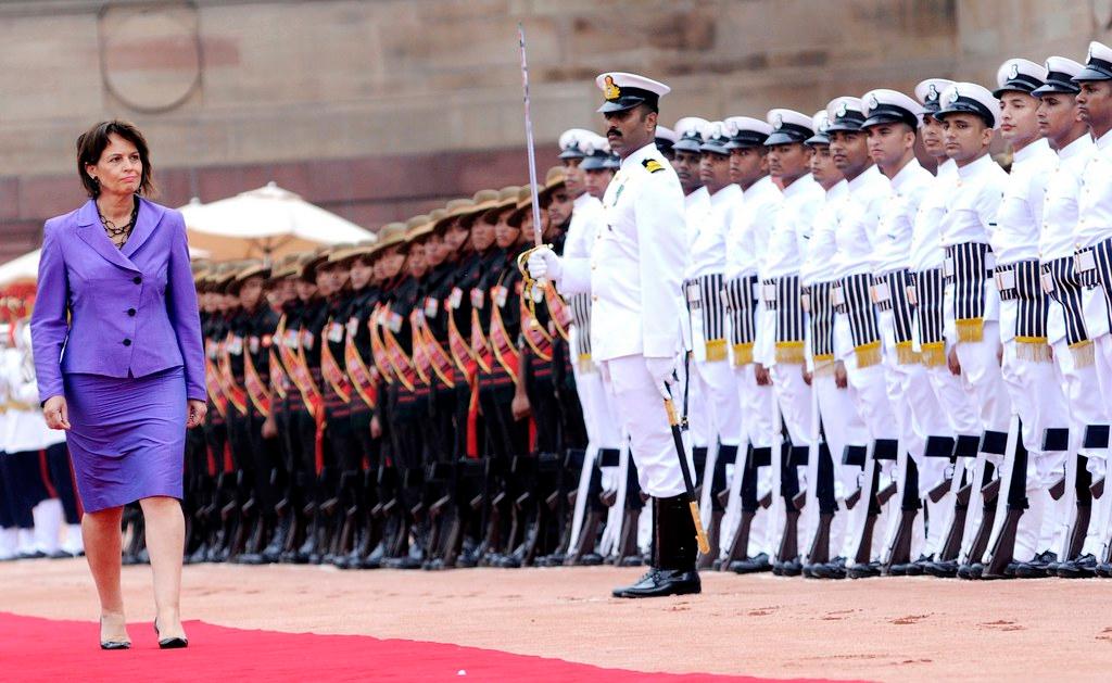 Doris Leuthard inspects Indian troops during visit to New Delhi