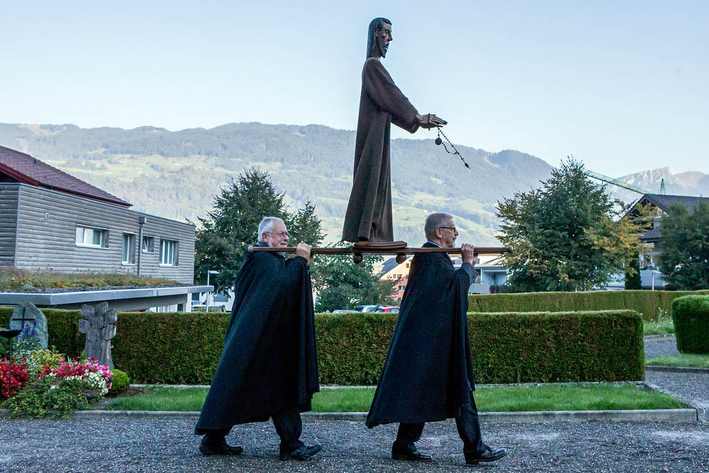 frades carregam imagem de São Nicolau de Flue