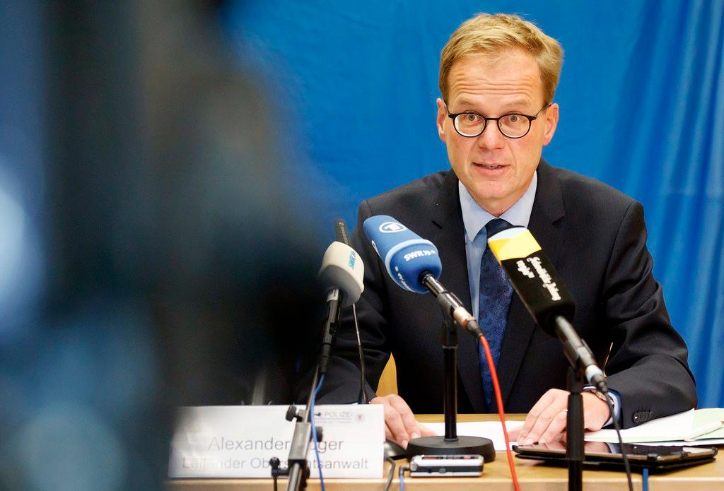 Il procuratore di Ravensburg Alexander Boger annuncia il fermo di un sospetto, in conferenza stampa a Costanza.