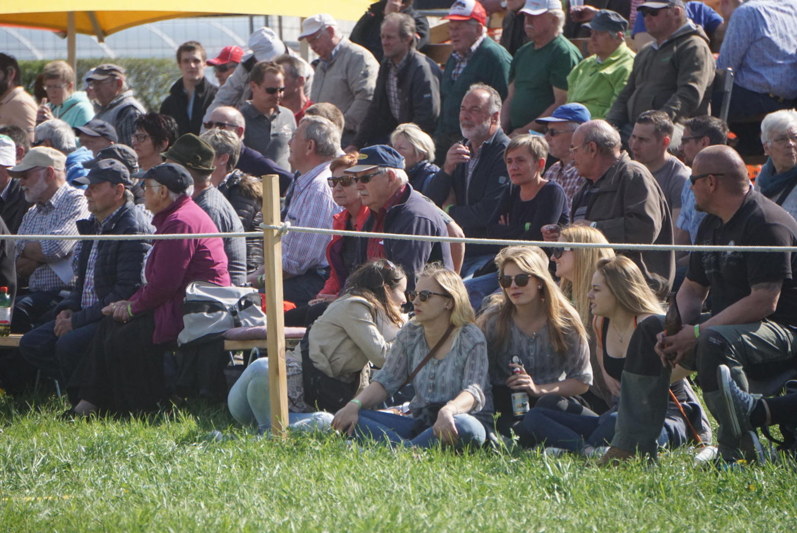 前排观众中两枚美女的上衣也是传统服装