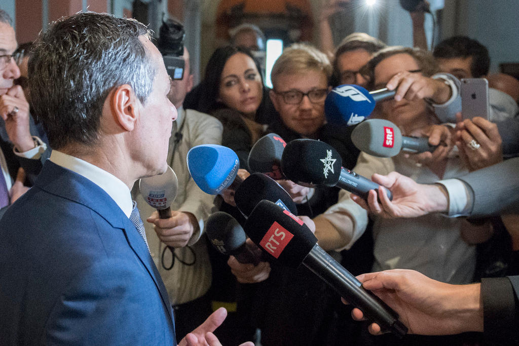 Ignazio Cassis vor Mikrofonen und Medienvertretern