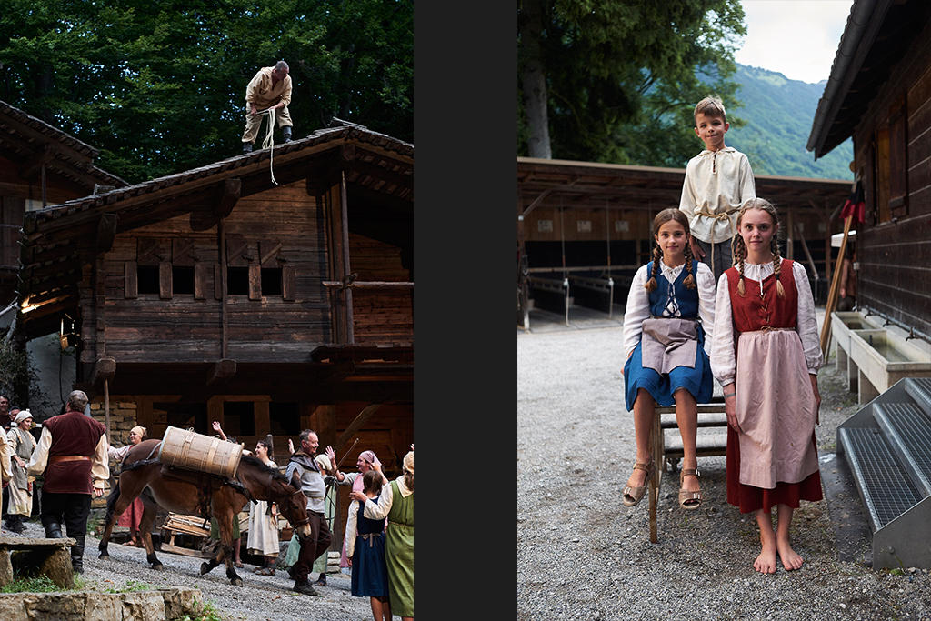 Links: Ein Esel und Menschen. Rechts: Drei Kinder, die fürs Foto posieren