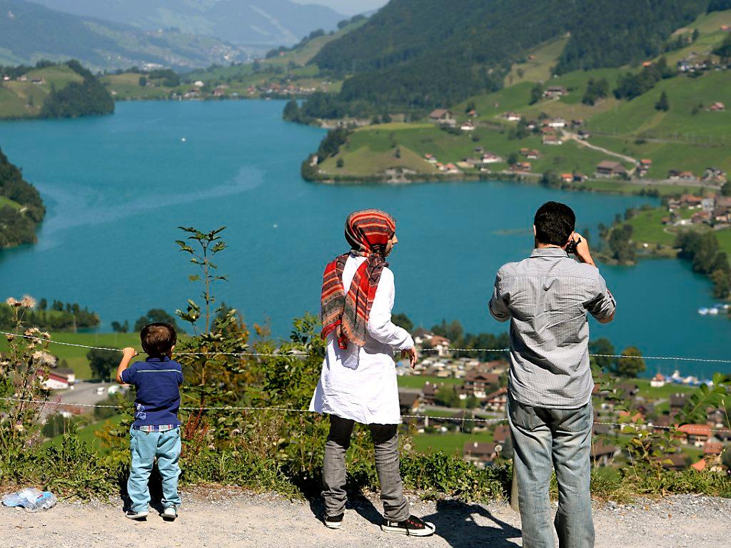 Menschen auf einem Wanderweg