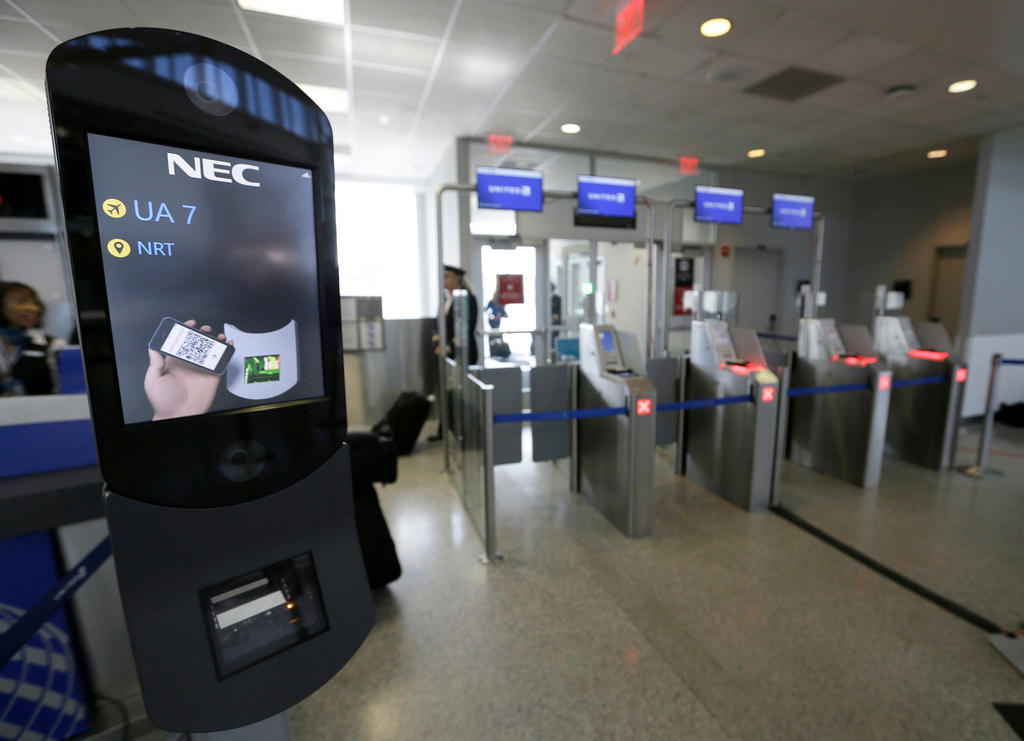 Una pantalla plana, junto a el control de pasaportes