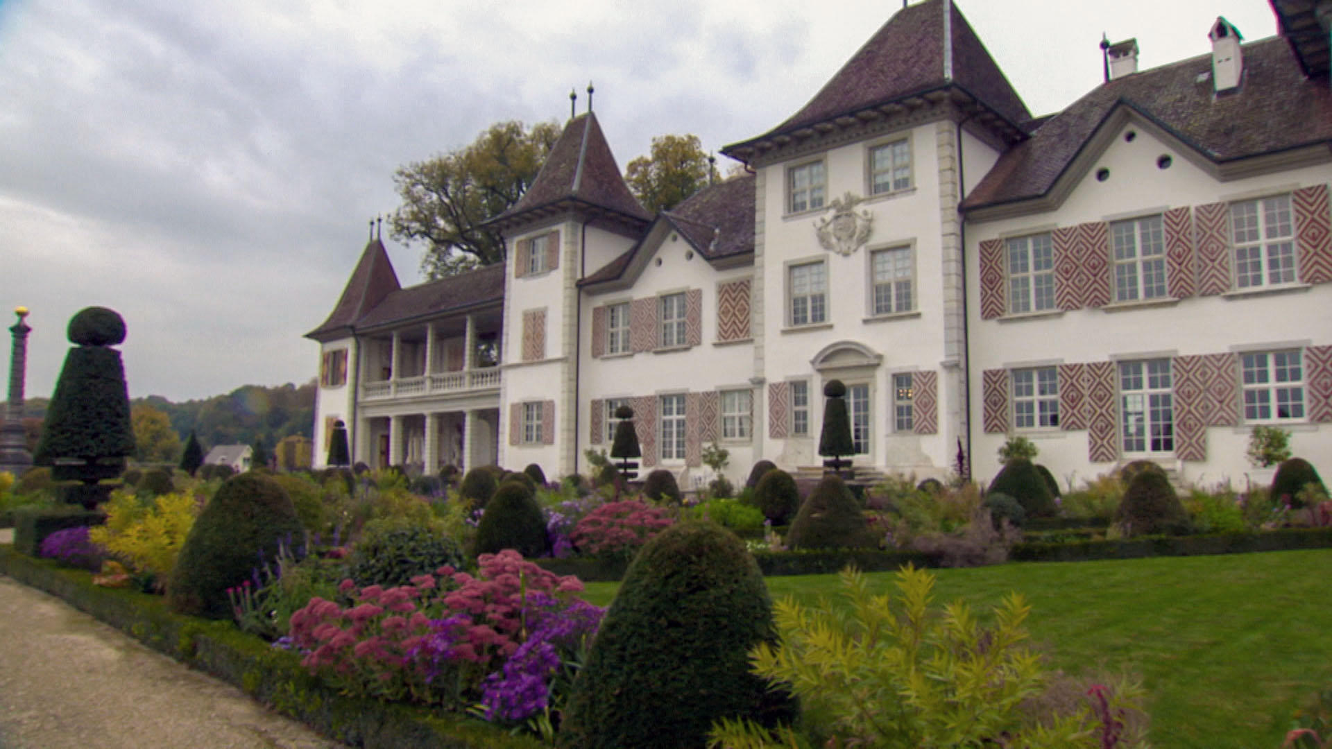 Garden in front of castle