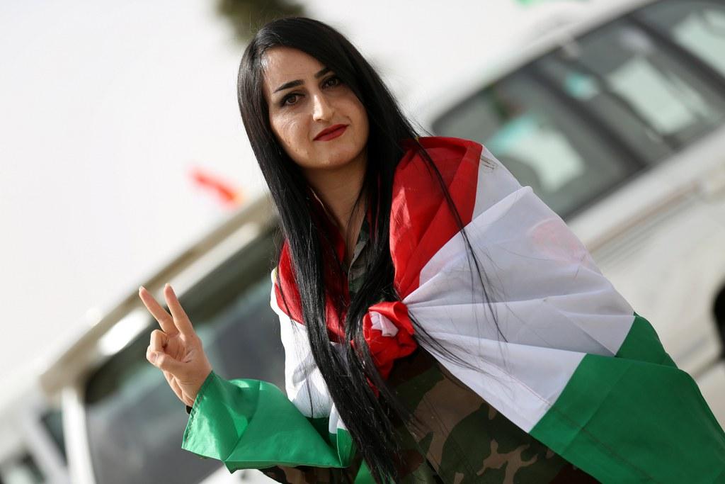 Una giovane curda esprime il suo sostegno al referendum per l indipendenza del Kurdistan