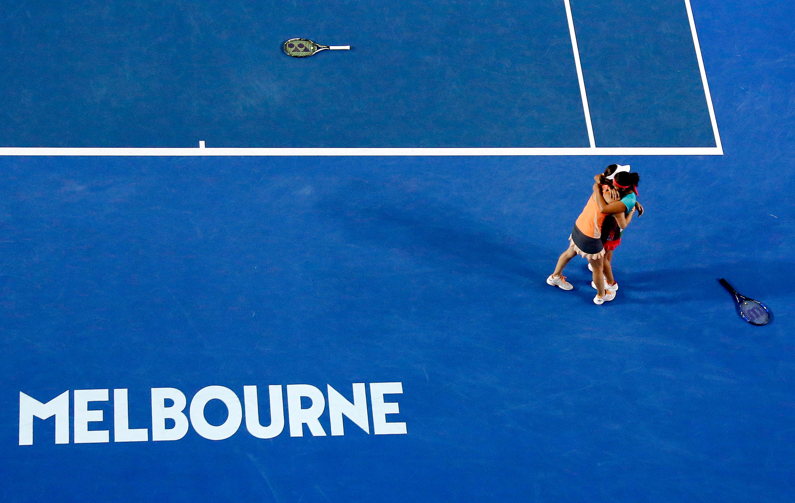 在赢得2016年澳网女双决赛后，辛吉斯(左)和萨尼娅·米尔扎相拥庆祝。(Reuters/Jason Reed)