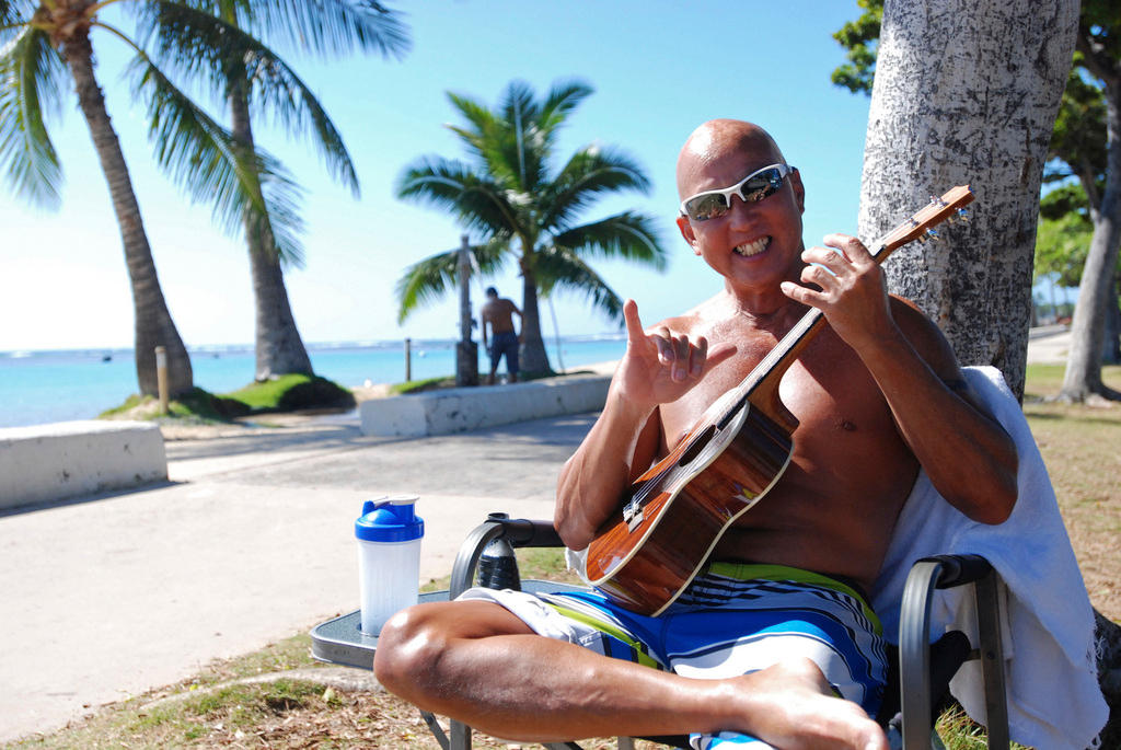 homem de boa numa praia