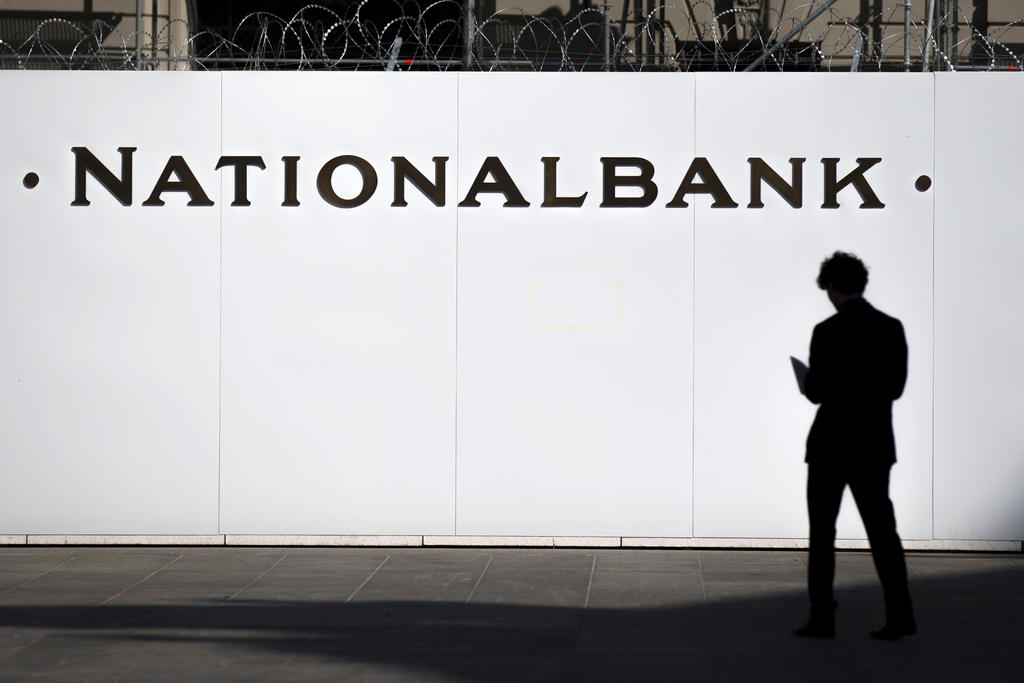 Silhouette di una persona davanti alla sede della banca nazionale