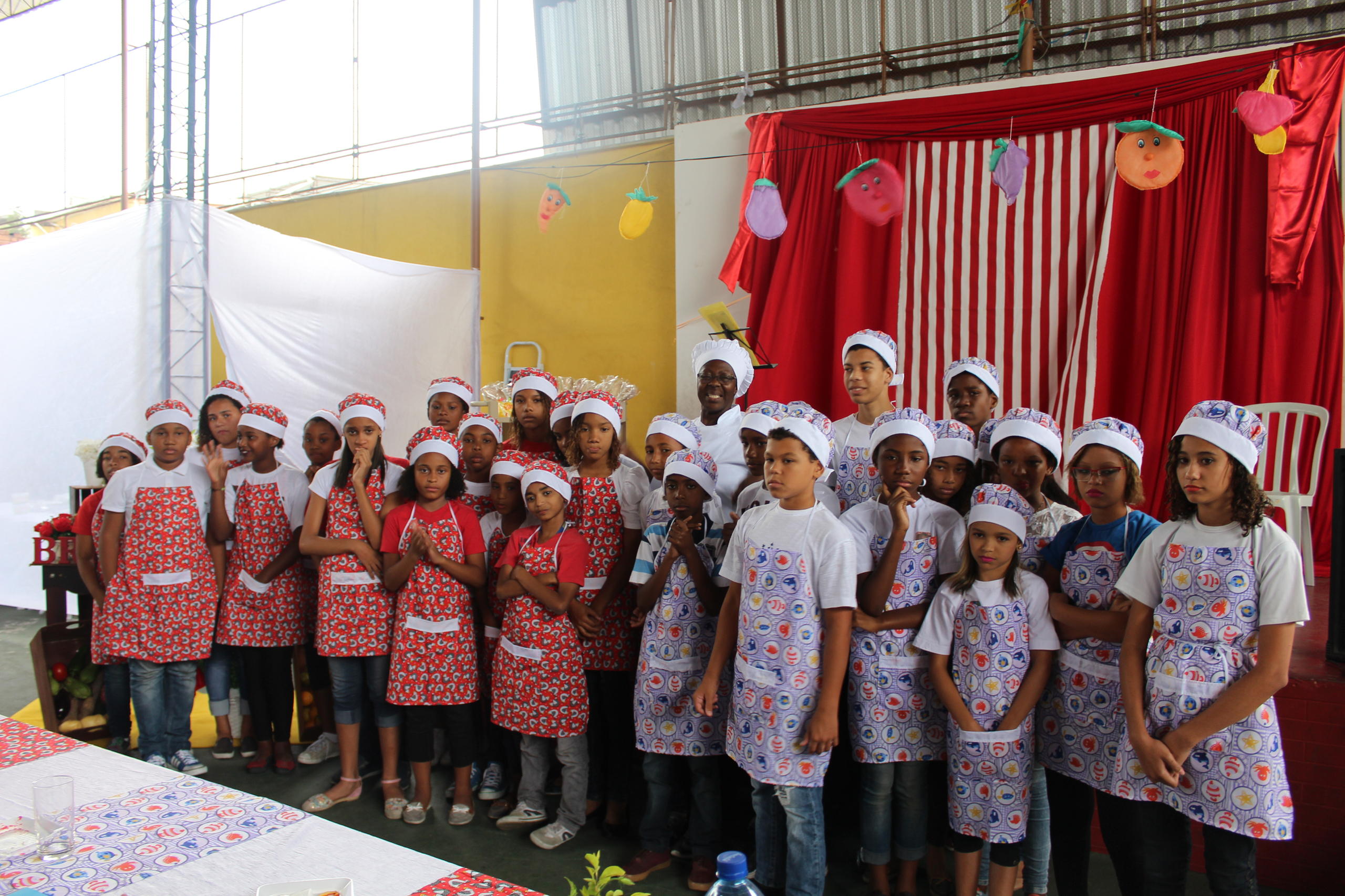 Crianças vestidas para uma atividade da ONG