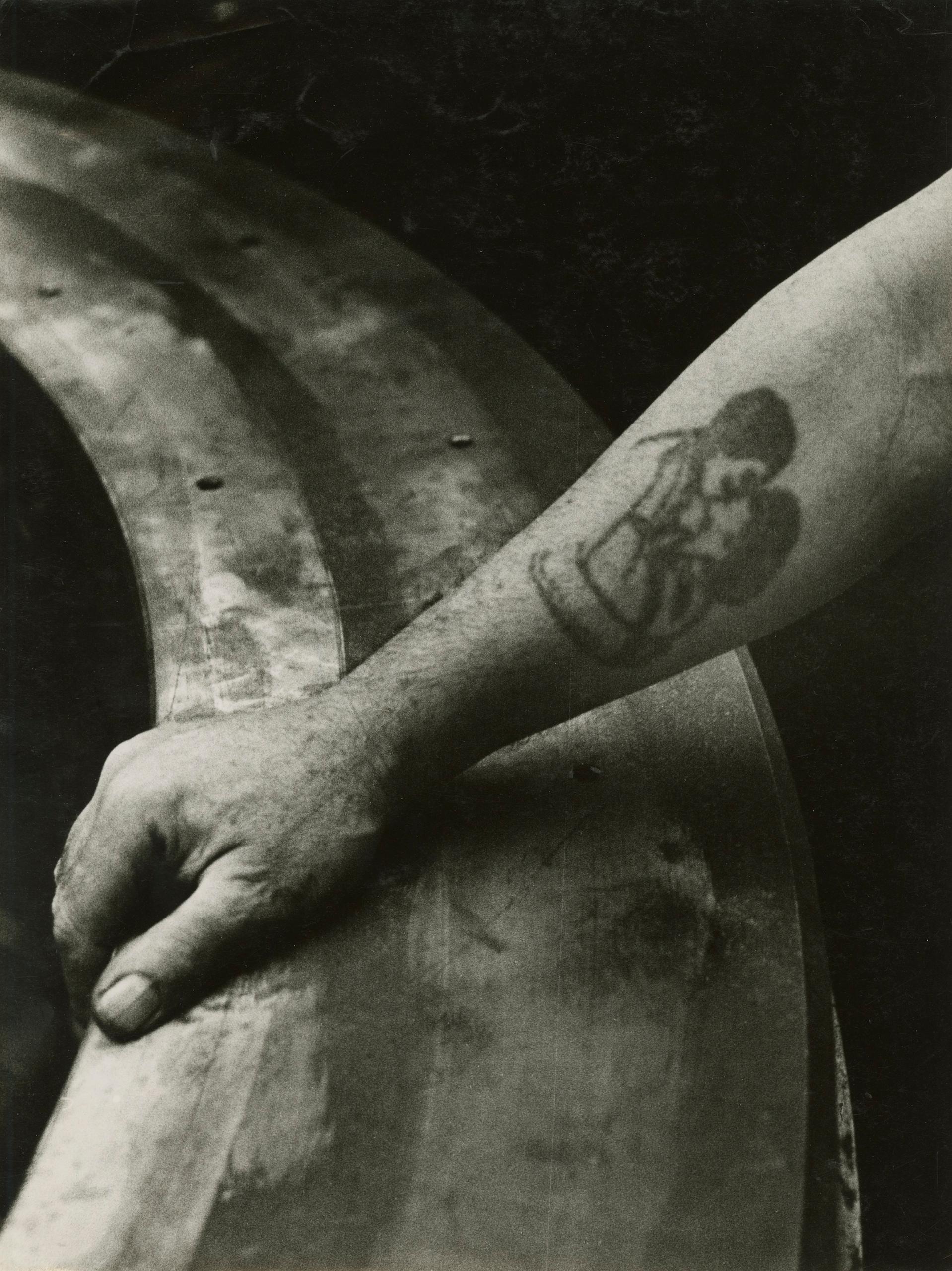 «Amore», Tatoo auf dem Unterarm, Maschinenfabrik Oerlikon, 1940er-Jahre. © Jakob Tuggener-Stiftung