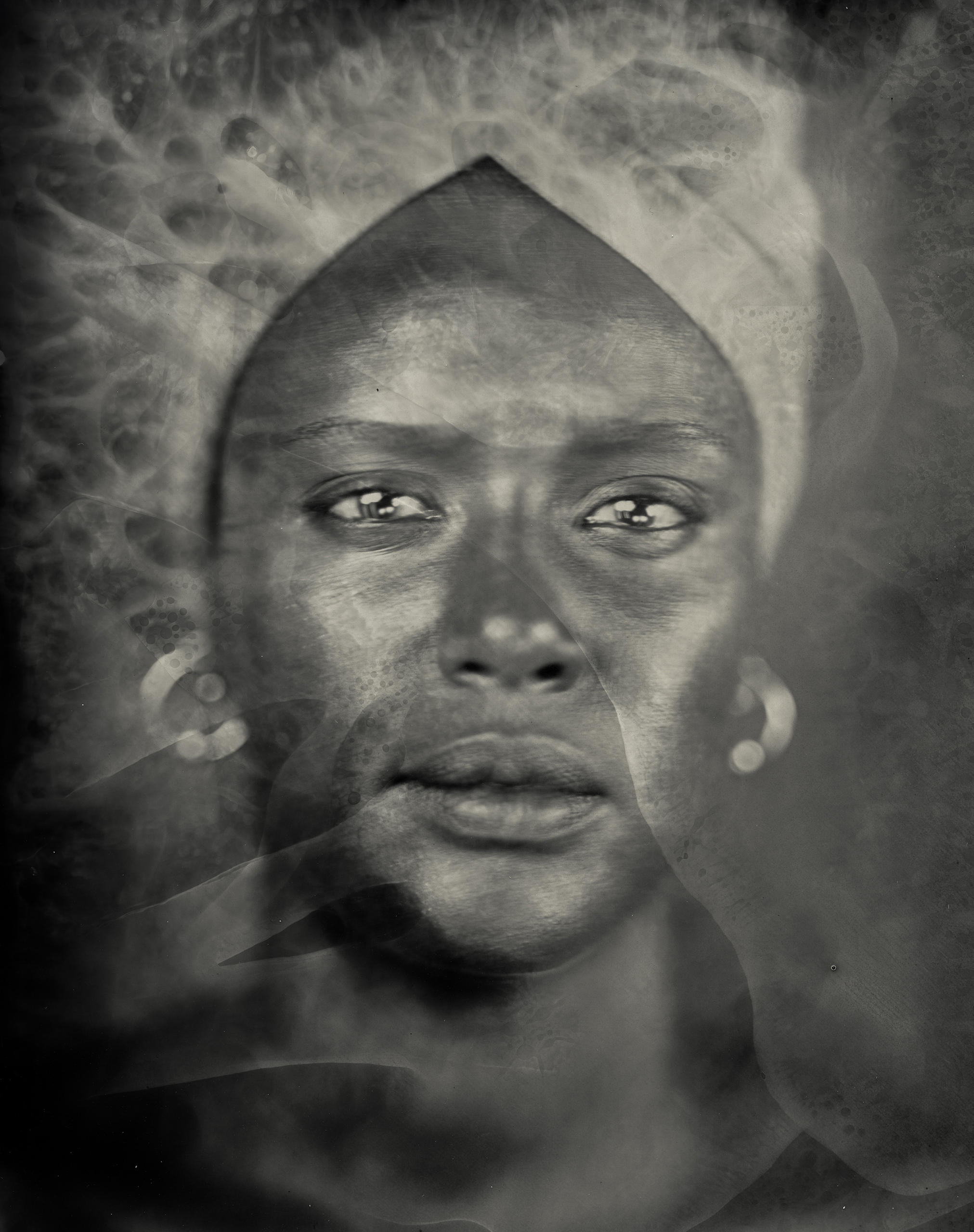 черно-белый фотопортрет молодой чернокожей женщины