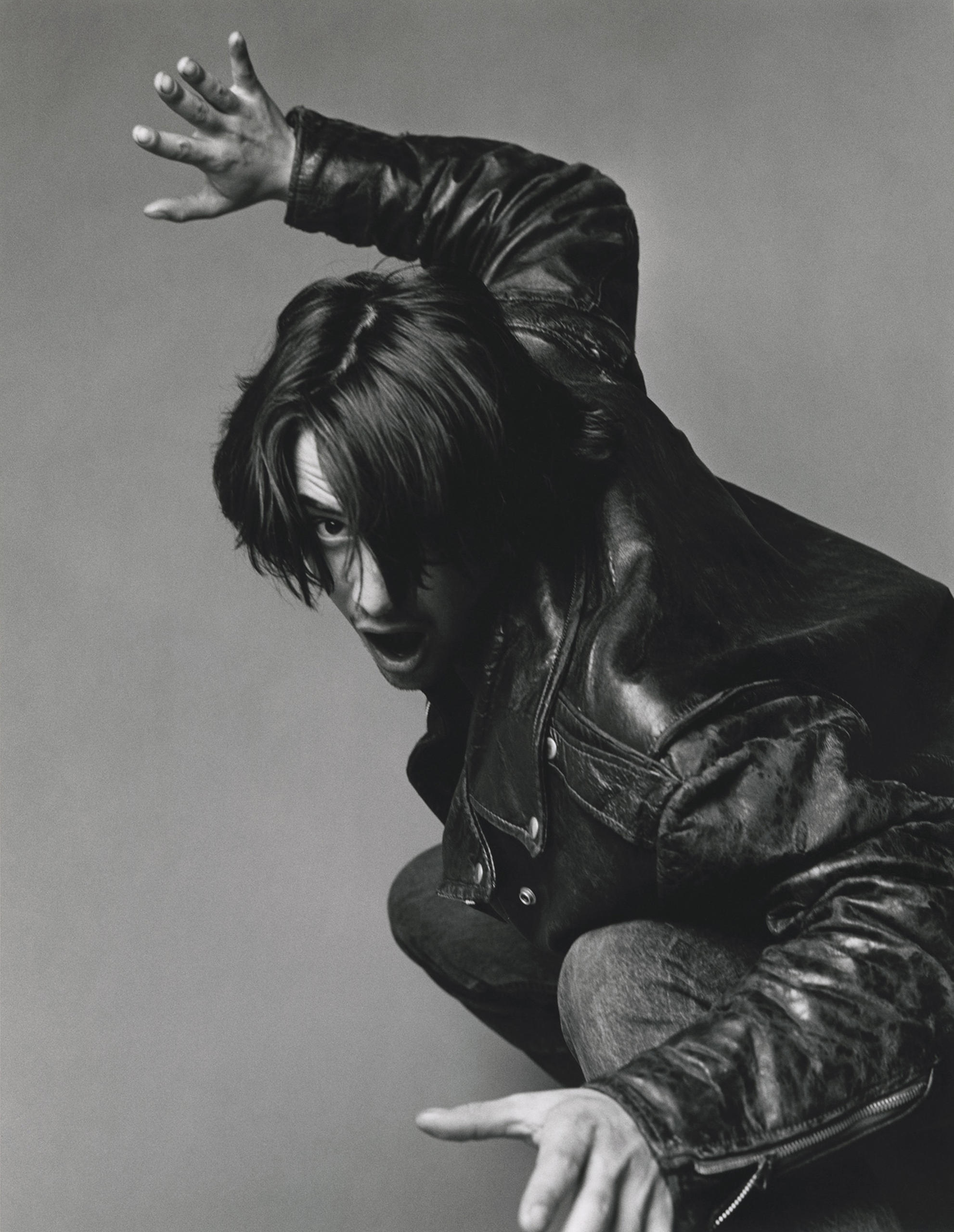 Retrato de Keanu Reeves com casaco de couro