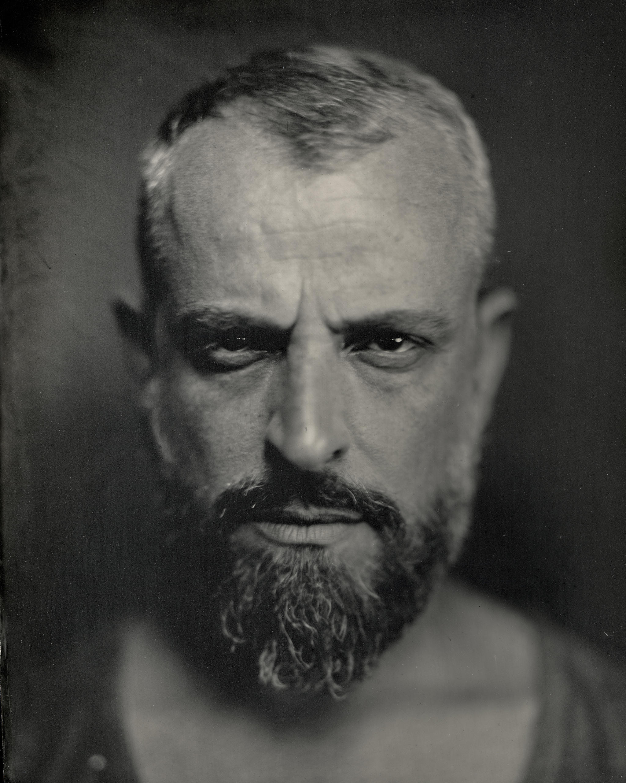 черно-белый фотопортрет мужчины с бородой
