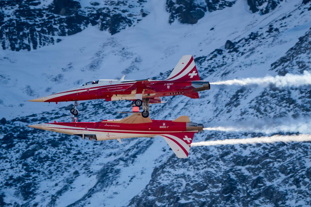曲技飛行するスイス空軍