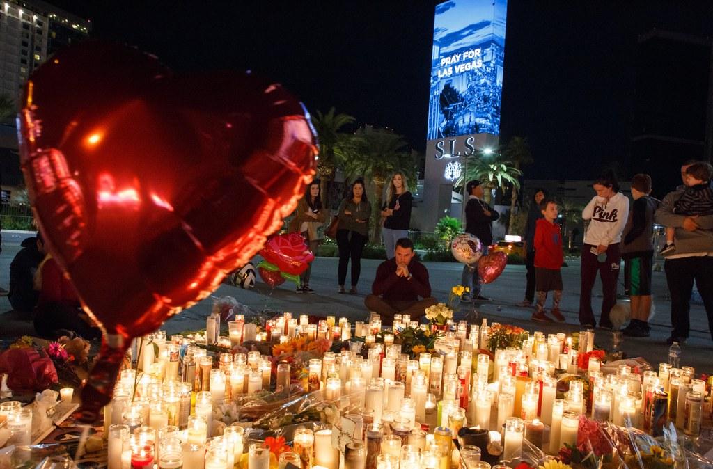 Veglia a Las Vegas dopo la strage che ha ucciso 59 persone e ferito più di 500