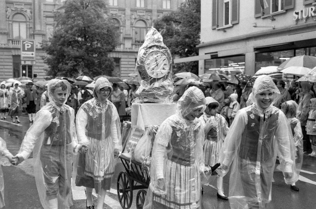 La lluvia no impidió el desfile en la Olma de 1952.