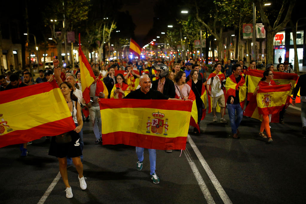 Ieri sera hanno manifestato a Barcellona anche coloro che sono contro l indipendenza.