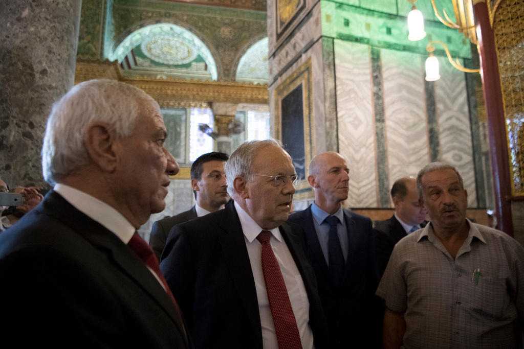 مجموعة من الرجال داخل المسجد الأقصى