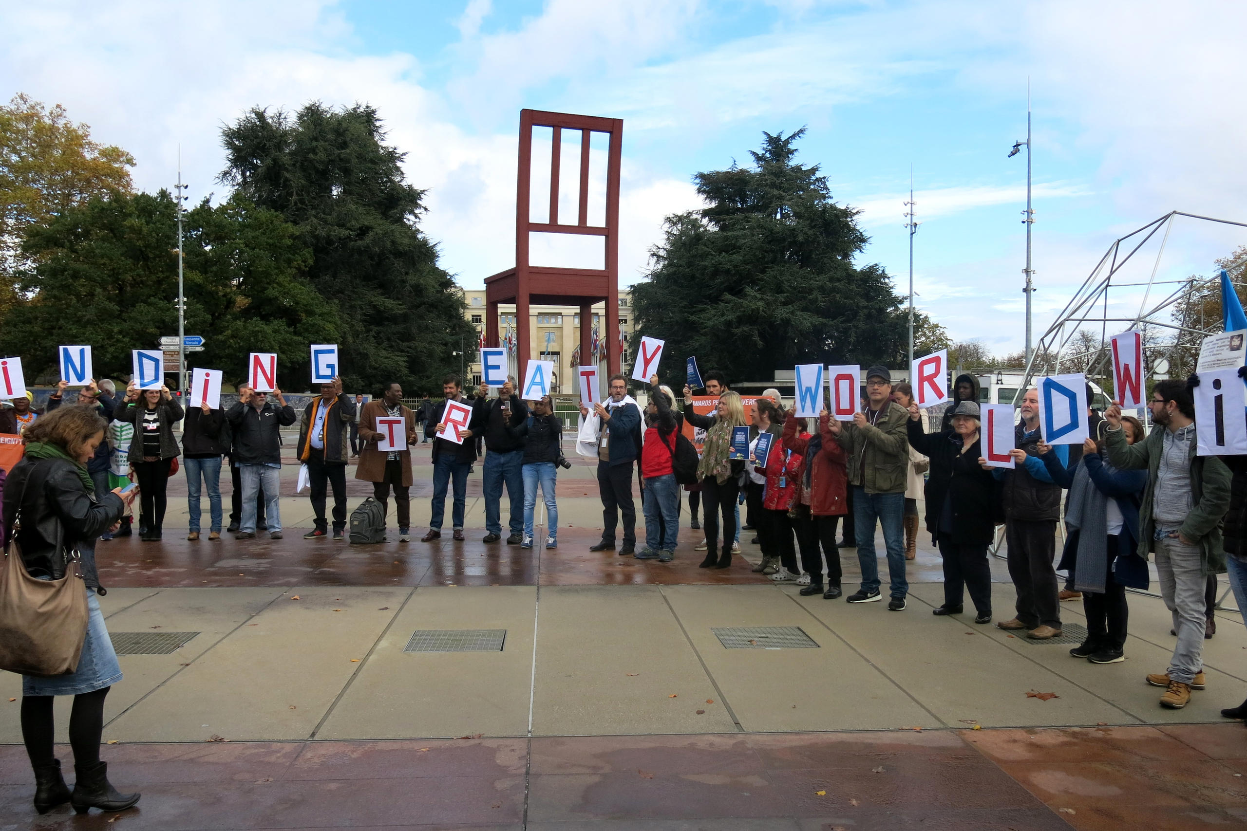 Manifestación en Ginebra contra comportamiento irresponsable de trasnacionales.